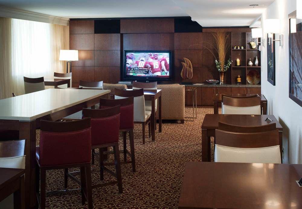 Отель Richmond Marriott Экстерьер фото