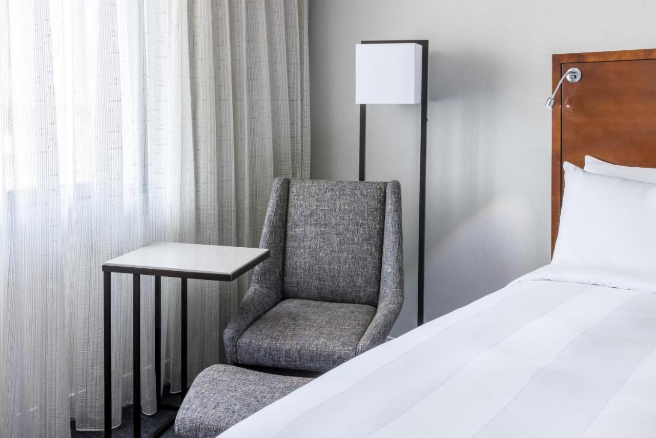 Отель Richmond Marriott Экстерьер фото