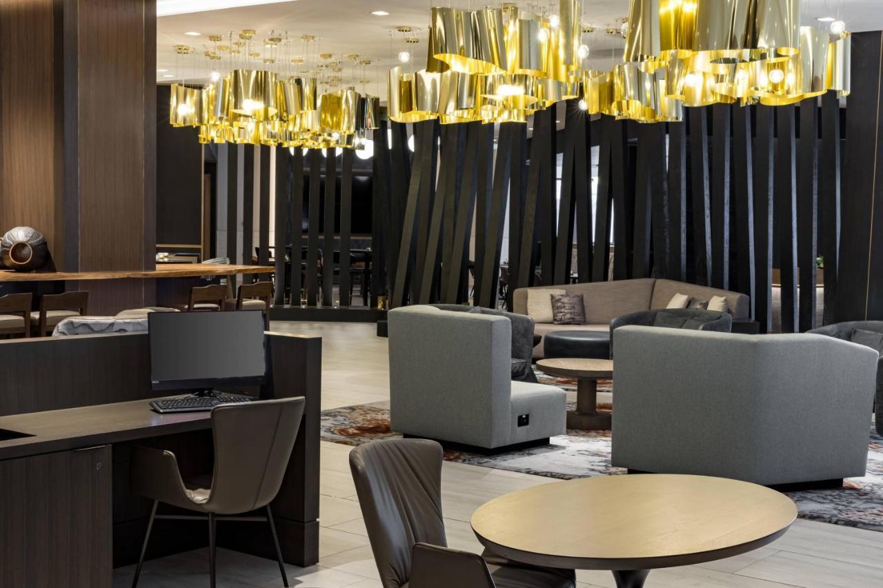 Отель Richmond Marriott Экстерьер фото