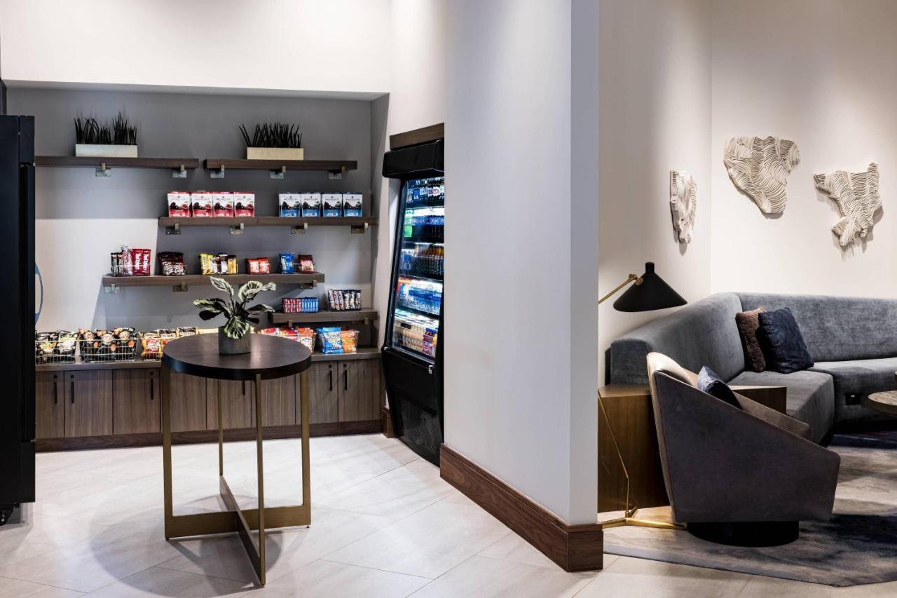 Отель Richmond Marriott Экстерьер фото