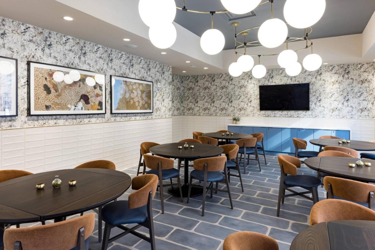 Отель Richmond Marriott Экстерьер фото