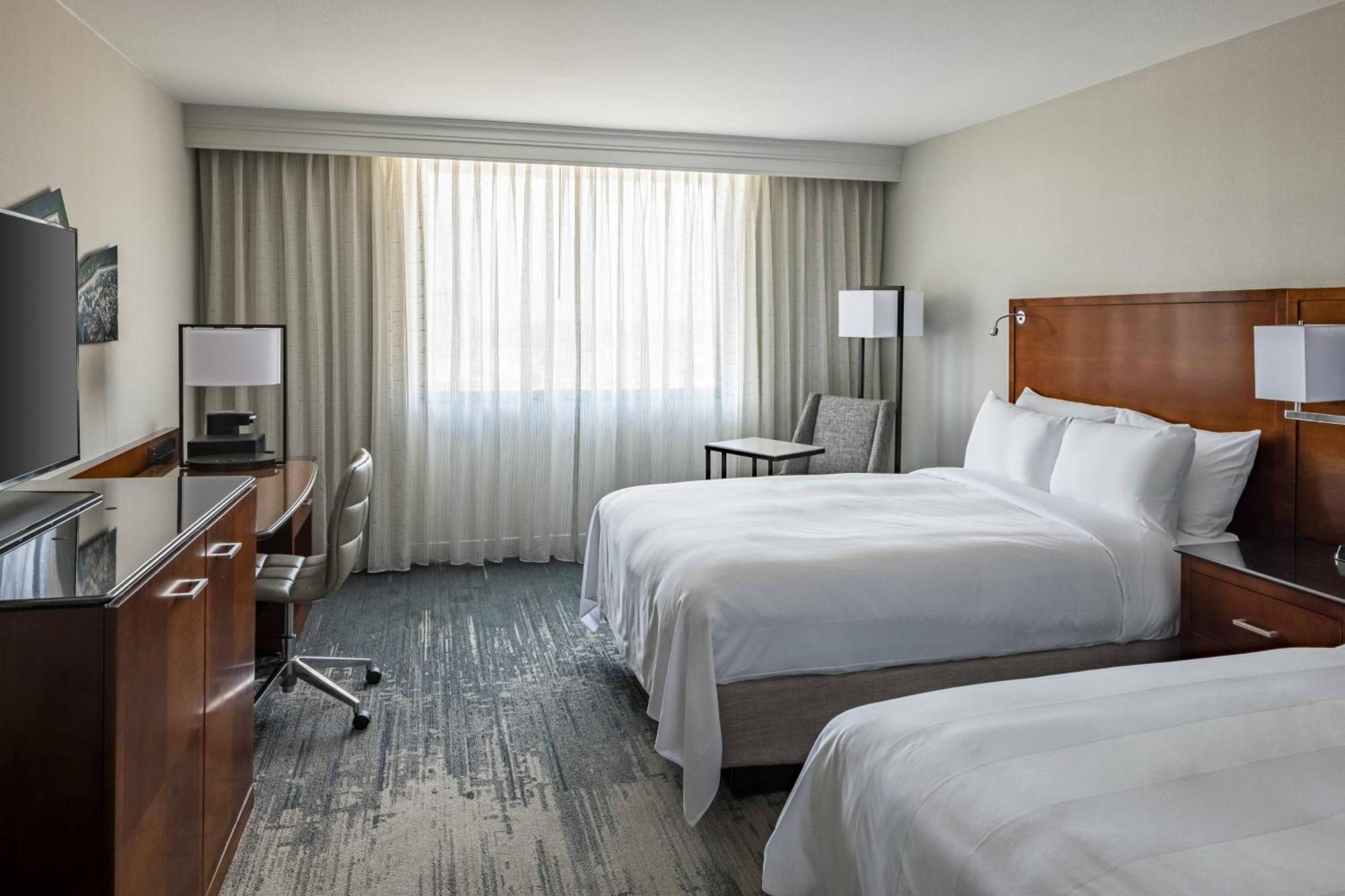 Отель Richmond Marriott Экстерьер фото