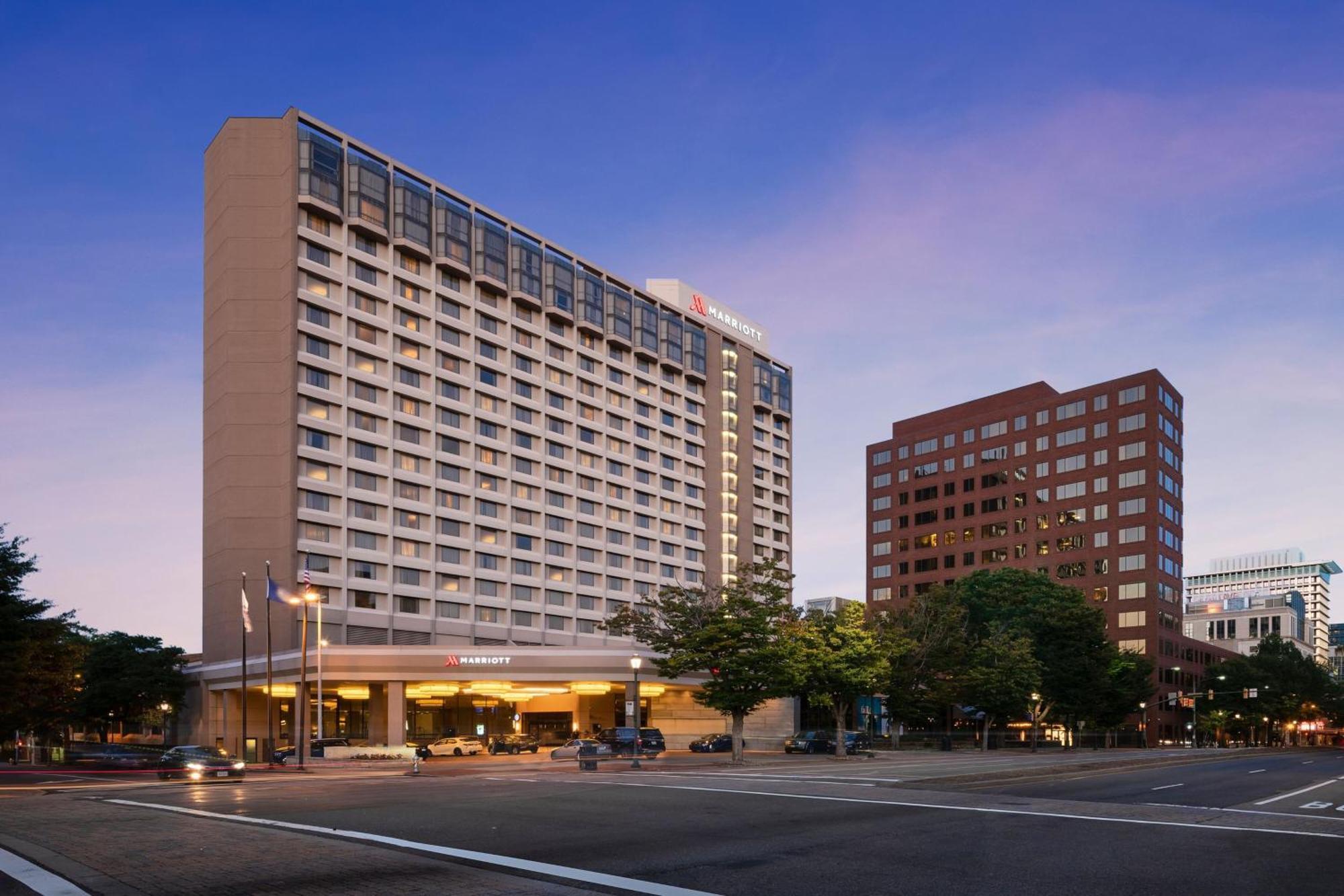 Отель Richmond Marriott Экстерьер фото