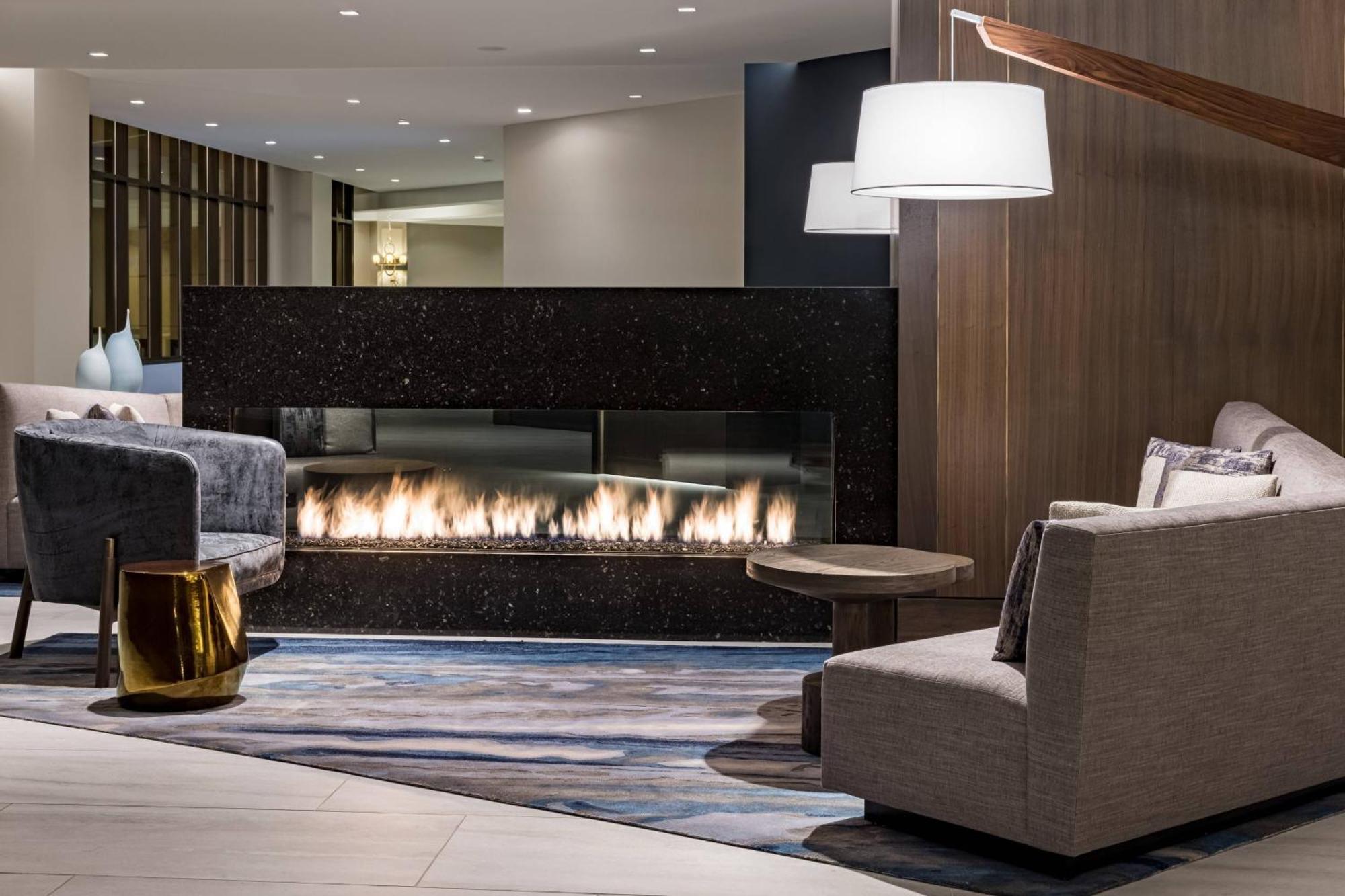 Отель Richmond Marriott Экстерьер фото