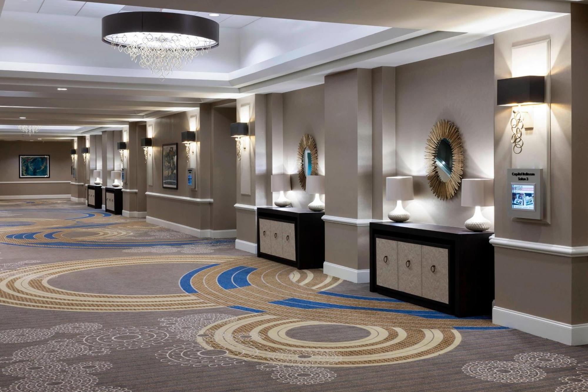 Отель Richmond Marriott Экстерьер фото